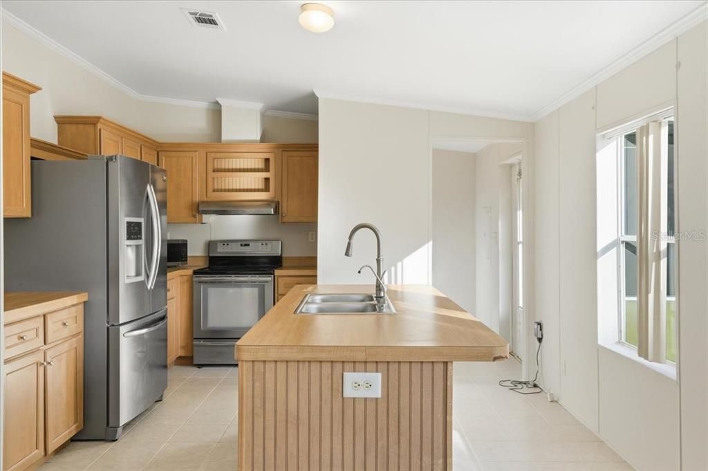 合同活跃: $300,000 (3 贝兹, 2 浴室, 1456 平方英尺)