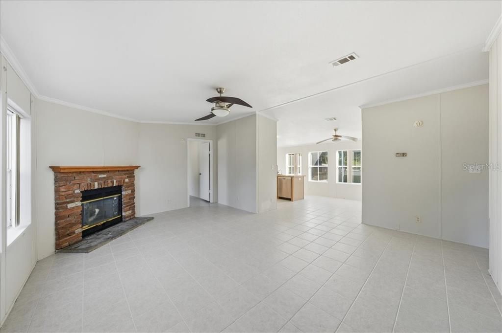 合同活跃: $300,000 (3 贝兹, 2 浴室, 1456 平方英尺)