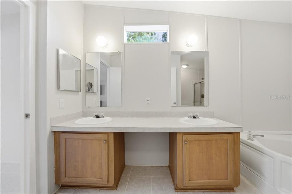 合同活跃: $300,000 (3 贝兹, 2 浴室, 1456 平方英尺)