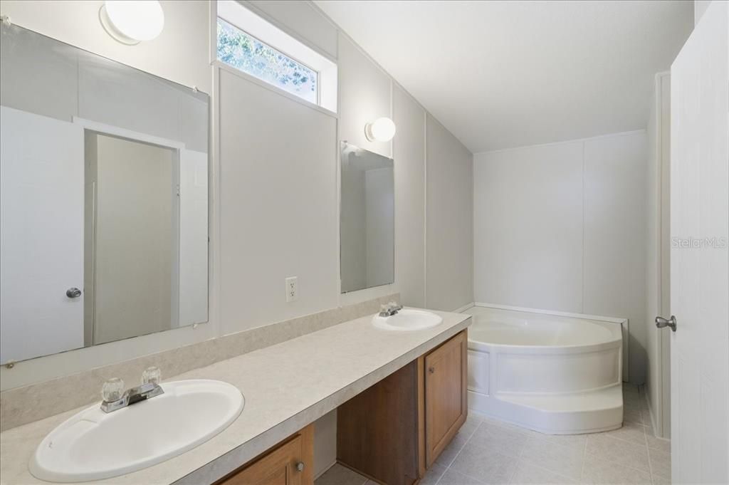 合同活跃: $300,000 (3 贝兹, 2 浴室, 1456 平方英尺)