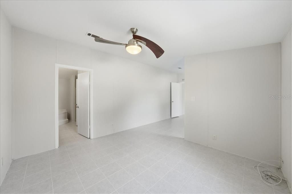 合同活跃: $300,000 (3 贝兹, 2 浴室, 1456 平方英尺)