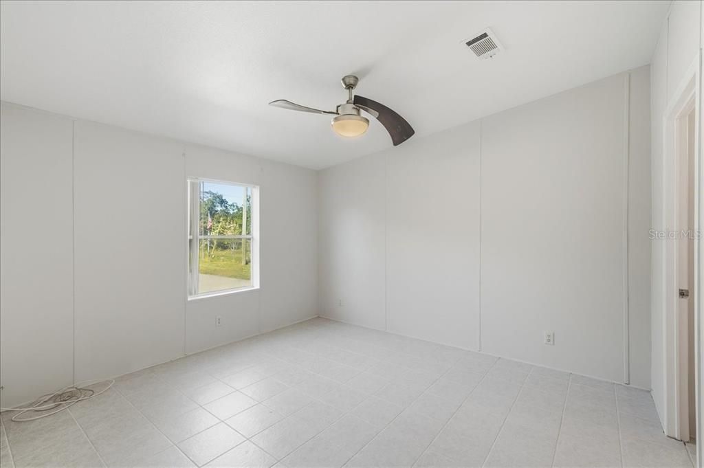 合同活跃: $300,000 (3 贝兹, 2 浴室, 1456 平方英尺)