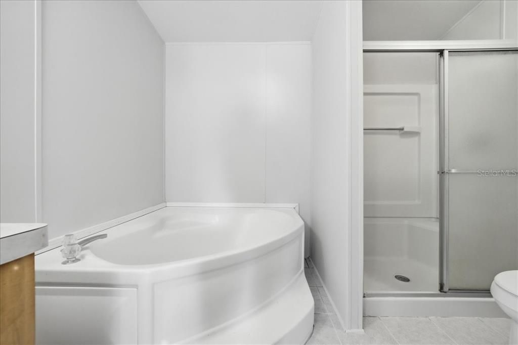 合同活跃: $300,000 (3 贝兹, 2 浴室, 1456 平方英尺)