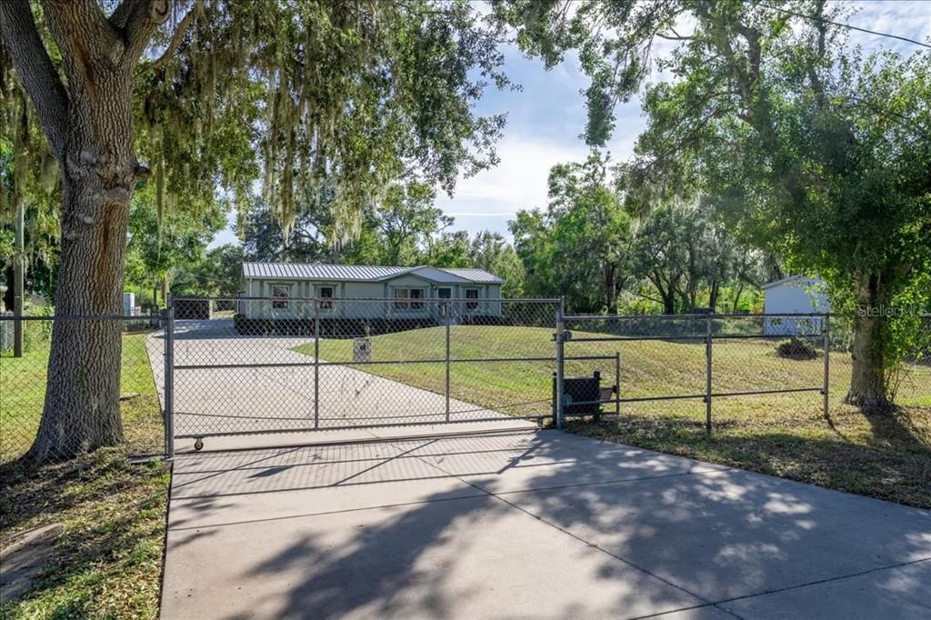 合同活跃: $300,000 (3 贝兹, 2 浴室, 1456 平方英尺)