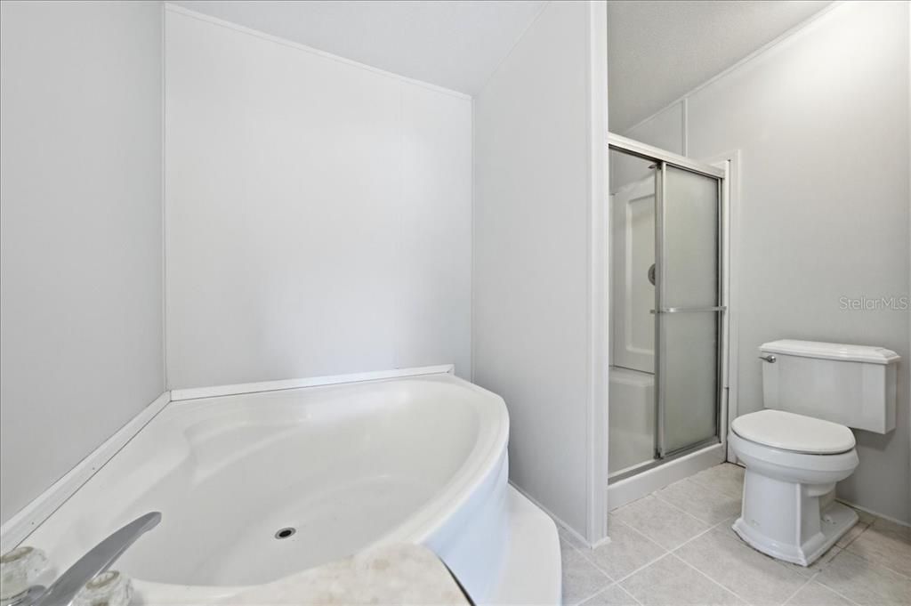 合同活跃: $300,000 (3 贝兹, 2 浴室, 1456 平方英尺)