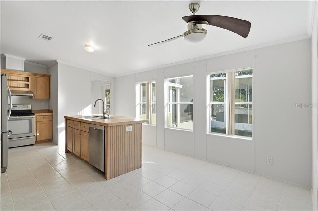 合同活跃: $300,000 (3 贝兹, 2 浴室, 1456 平方英尺)