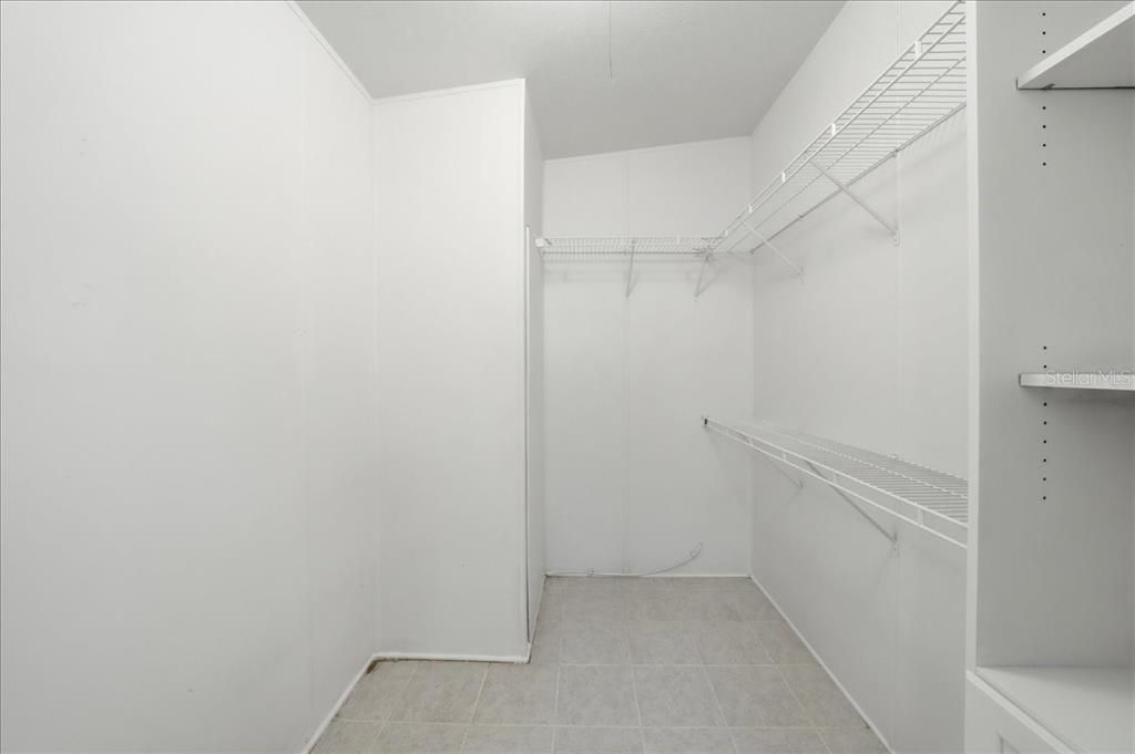 合同活跃: $300,000 (3 贝兹, 2 浴室, 1456 平方英尺)