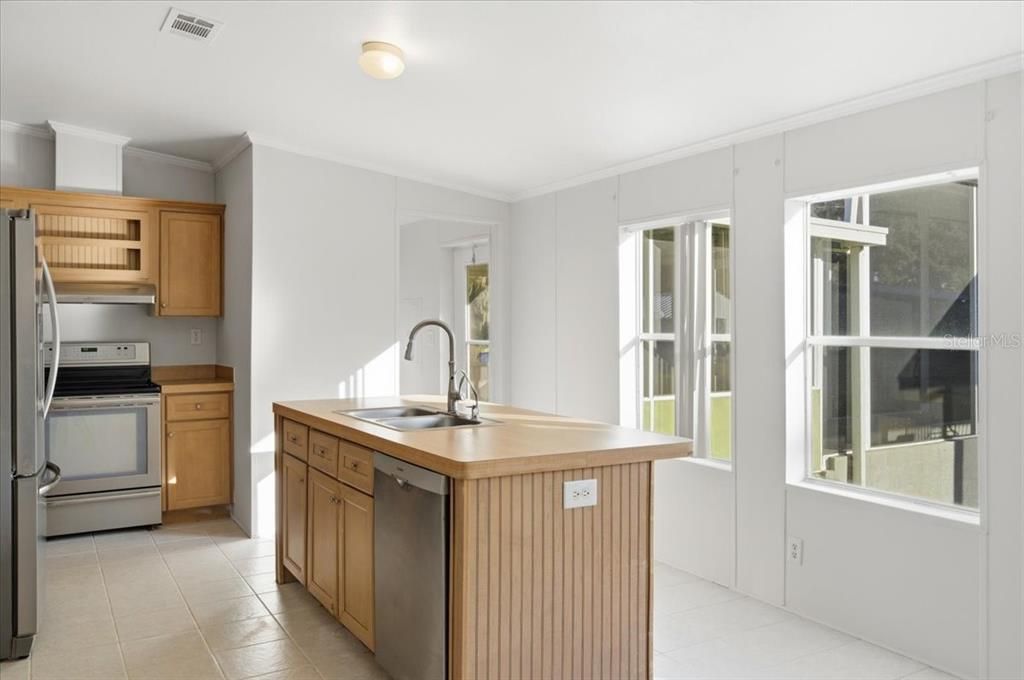 合同活跃: $300,000 (3 贝兹, 2 浴室, 1456 平方英尺)