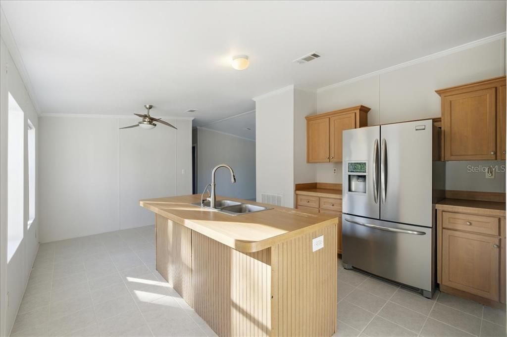 合同活跃: $300,000 (3 贝兹, 2 浴室, 1456 平方英尺)