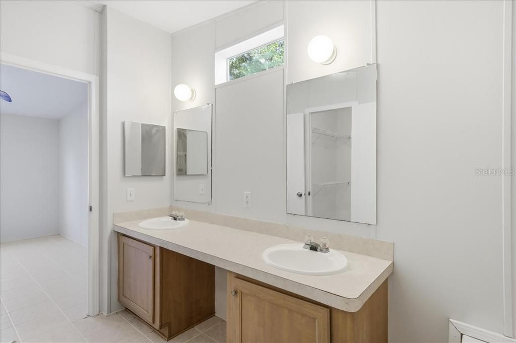 合同活跃: $300,000 (3 贝兹, 2 浴室, 1456 平方英尺)