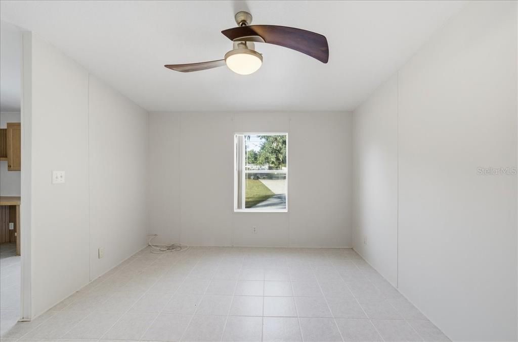 合同活跃: $300,000 (3 贝兹, 2 浴室, 1456 平方英尺)