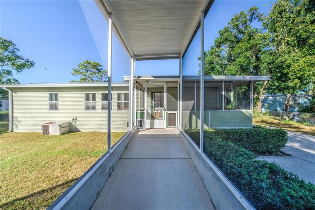 合同活跃: $300,000 (3 贝兹, 2 浴室, 1456 平方英尺)