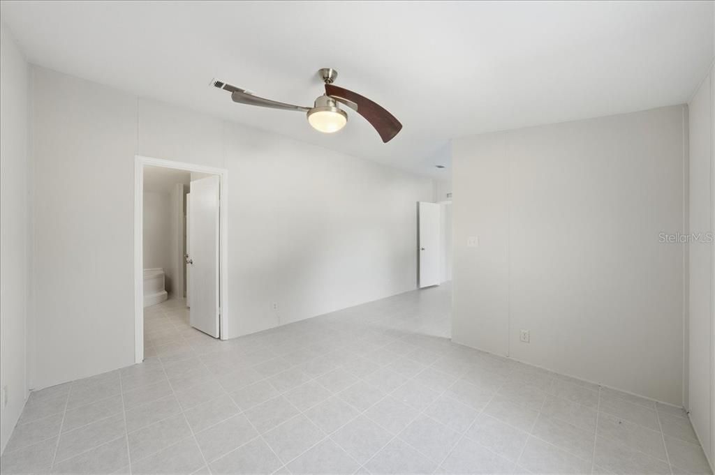 合同活跃: $300,000 (3 贝兹, 2 浴室, 1456 平方英尺)