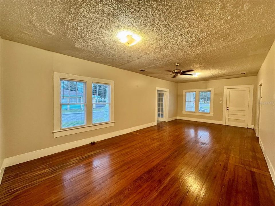 出租: $1,595 (3 贝兹, 1 浴室, 1546 平方英尺)