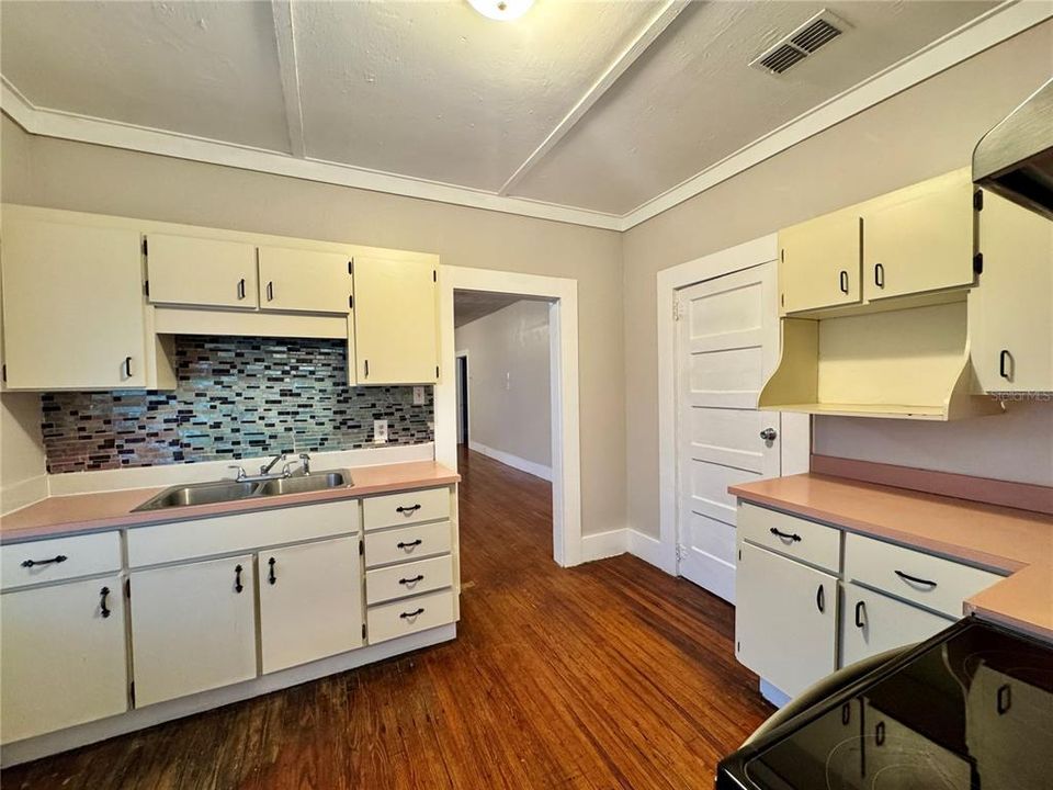 出租: $1,595 (3 贝兹, 1 浴室, 1546 平方英尺)