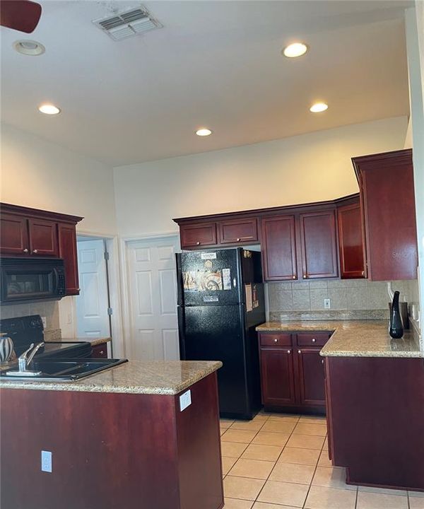 На продажу: $245,000 (2 спален, 2 ванн, 1253 Квадратных фут)