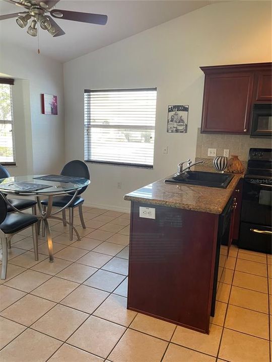 На продажу: $245,000 (2 спален, 2 ванн, 1253 Квадратных фут)