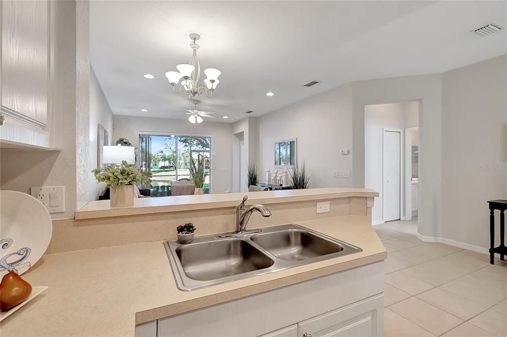 For Sale: $255,000 (2 beds, 2 baths, 1215 Square Feet)