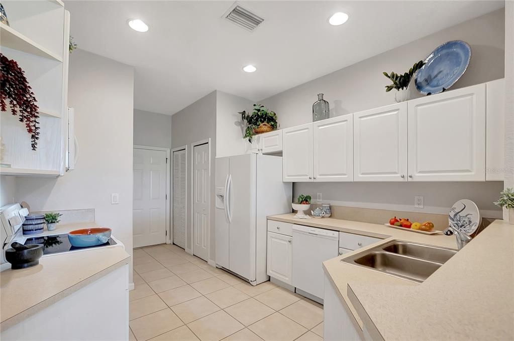 For Sale: $255,000 (2 beds, 2 baths, 1215 Square Feet)