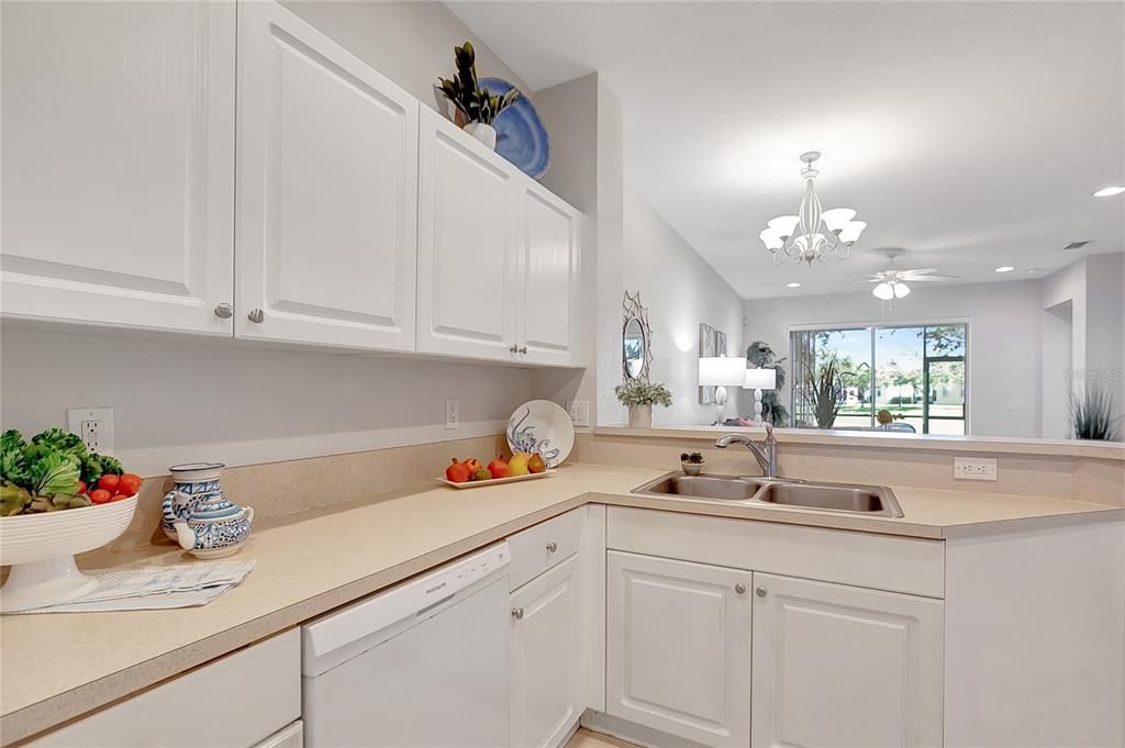 For Sale: $255,000 (2 beds, 2 baths, 1215 Square Feet)