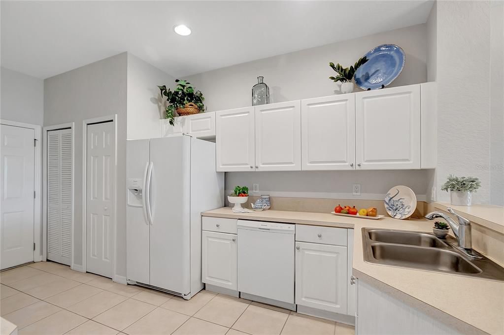 For Sale: $255,000 (2 beds, 2 baths, 1215 Square Feet)