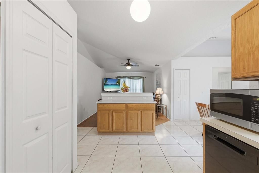 На продажу: $300,000 (4 спален, 2 ванн, 1746 Квадратных фут)