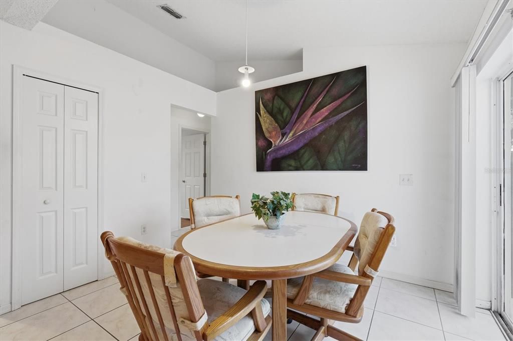 На продажу: $300,000 (4 спален, 2 ванн, 1746 Квадратных фут)