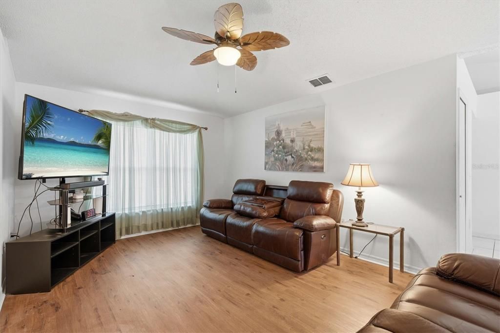 На продажу: $300,000 (4 спален, 2 ванн, 1746 Квадратных фут)