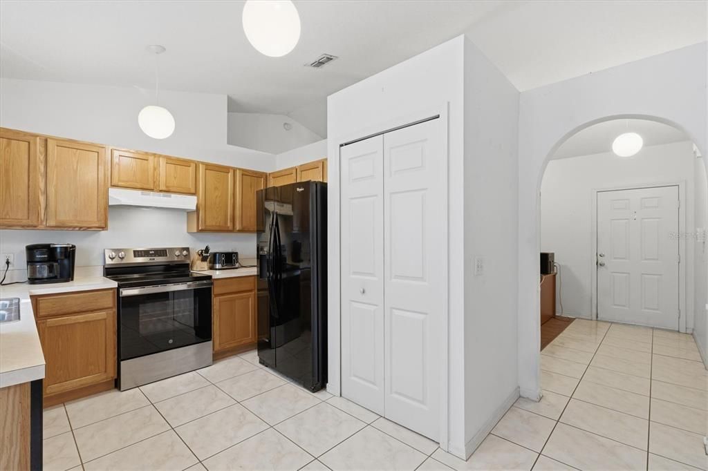 На продажу: $300,000 (4 спален, 2 ванн, 1746 Квадратных фут)