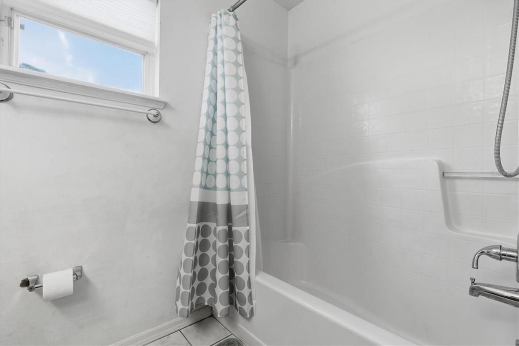 На продажу: $300,000 (4 спален, 2 ванн, 1746 Квадратных фут)