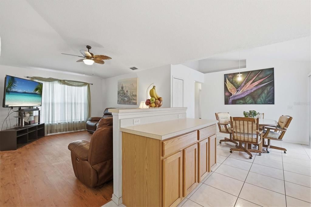 На продажу: $300,000 (4 спален, 2 ванн, 1746 Квадратных фут)