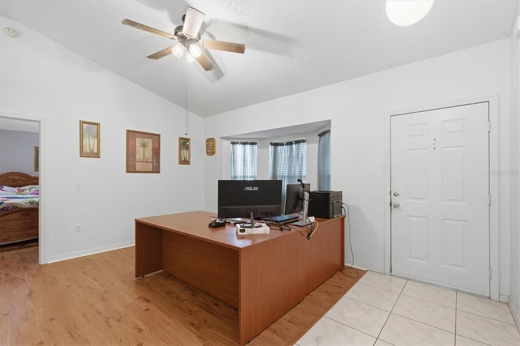 На продажу: $300,000 (4 спален, 2 ванн, 1746 Квадратных фут)