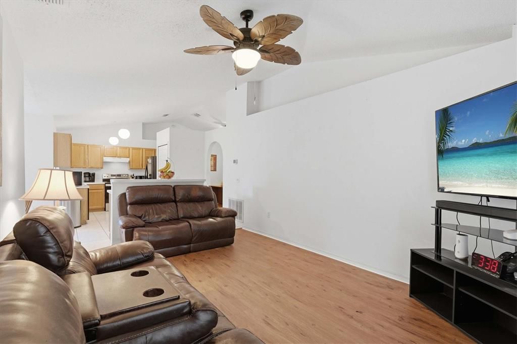 На продажу: $300,000 (4 спален, 2 ванн, 1746 Квадратных фут)