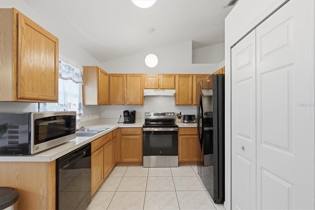 На продажу: $300,000 (4 спален, 2 ванн, 1746 Квадратных фут)