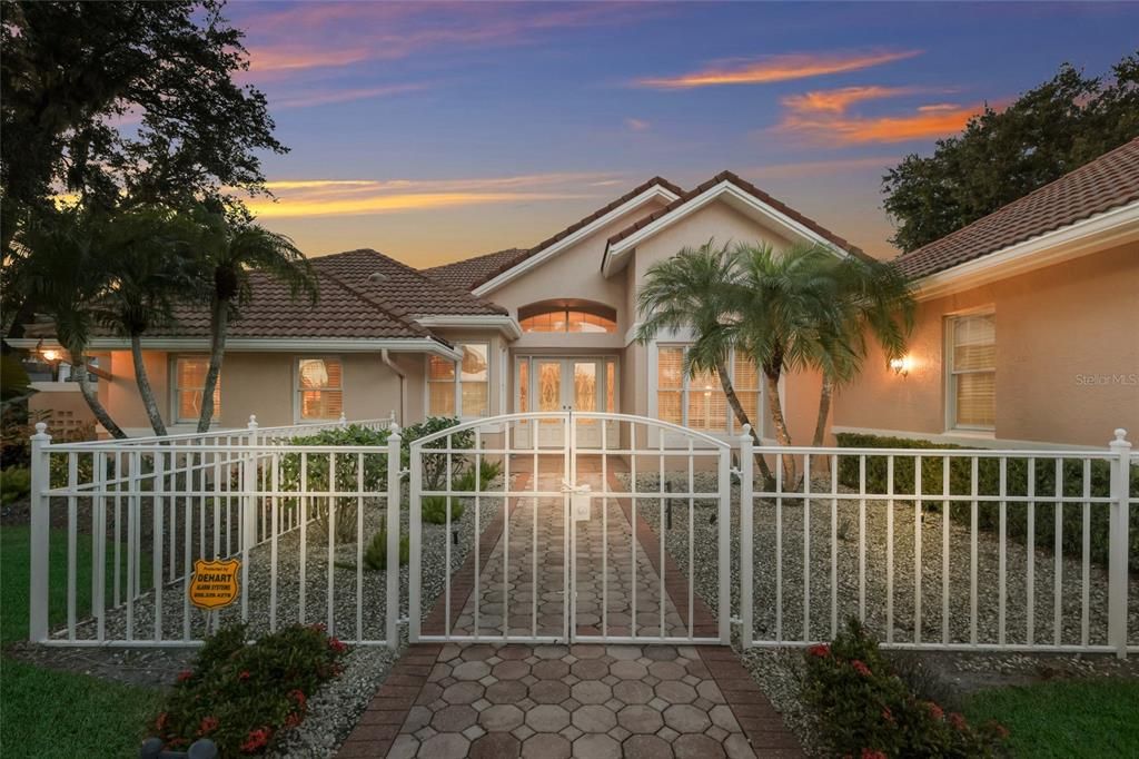 For Sale: $1,825,000 (4 beds, 3 baths, 4095 Square Feet)