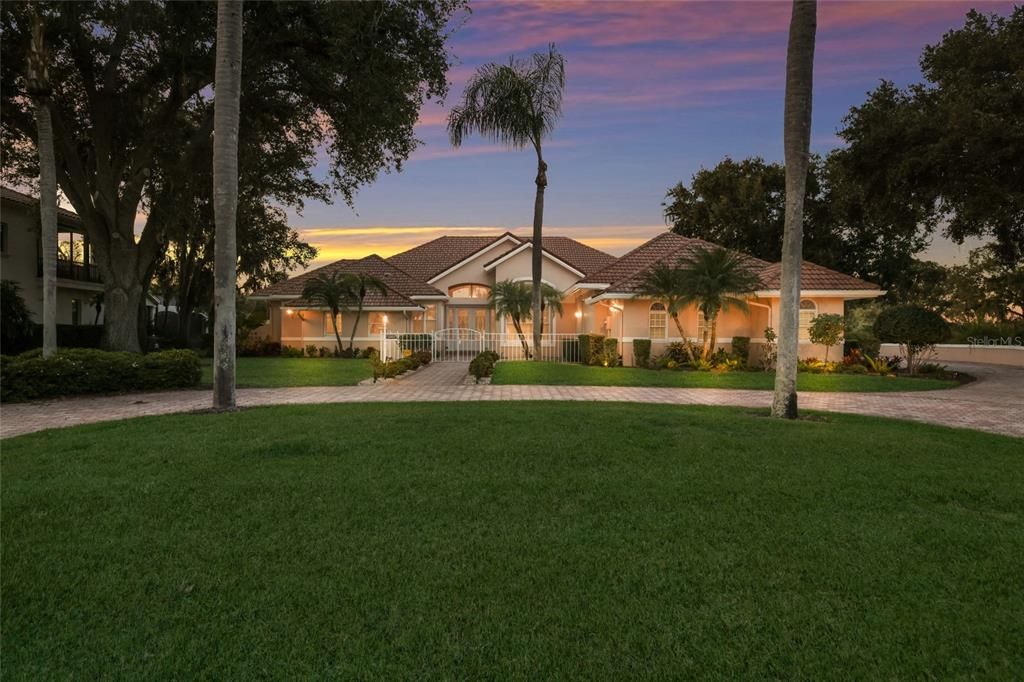 For Sale: $1,825,000 (4 beds, 3 baths, 4095 Square Feet)