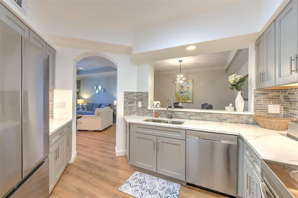 合同活跃: $2,400 (1 贝兹, 1 浴室, 964 平方英尺)