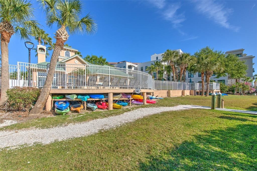 合同活跃: $2,400 (1 贝兹, 1 浴室, 964 平方英尺)