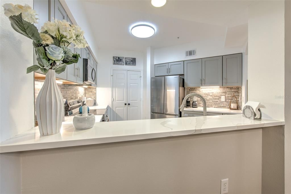 合同活跃: $2,400 (1 贝兹, 1 浴室, 964 平方英尺)