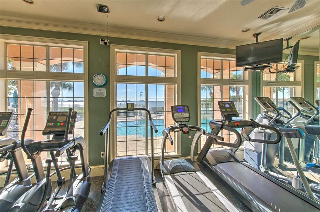 合同活跃: $2,400 (1 贝兹, 1 浴室, 964 平方英尺)