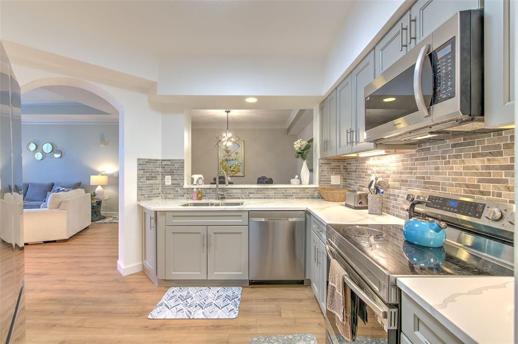 合同活跃: $2,400 (1 贝兹, 1 浴室, 964 平方英尺)