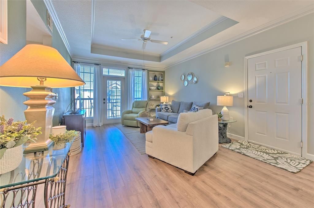 合同活跃: $2,400 (1 贝兹, 1 浴室, 964 平方英尺)