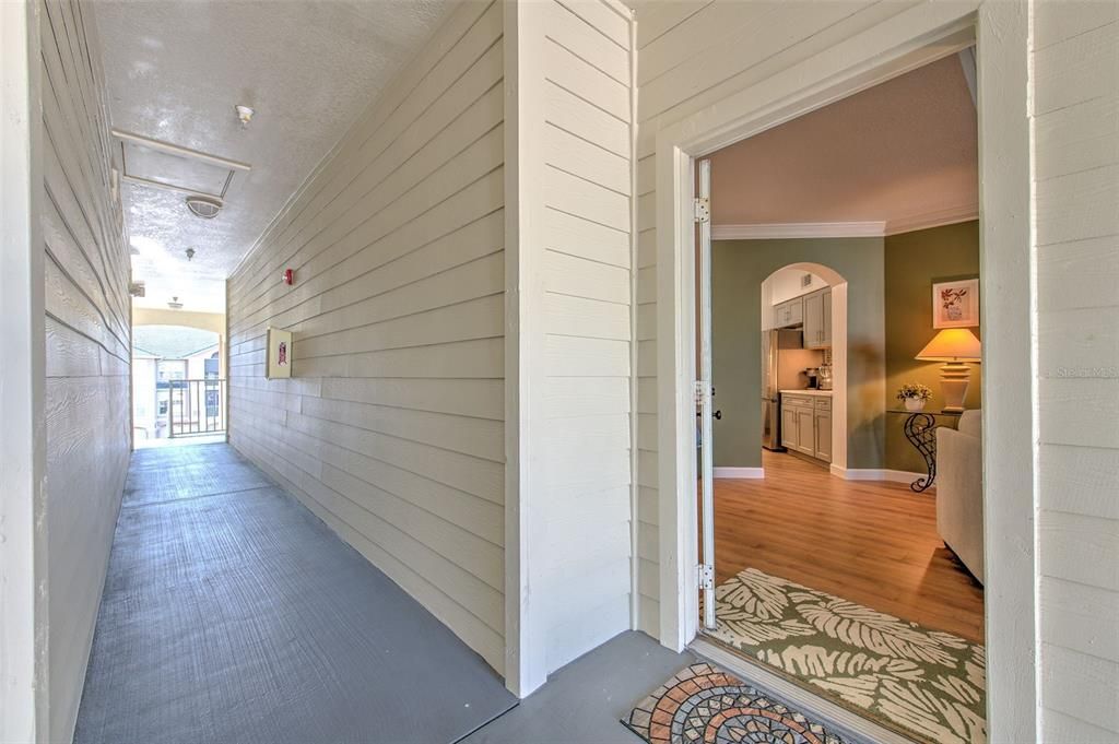 合同活跃: $2,400 (1 贝兹, 1 浴室, 964 平方英尺)