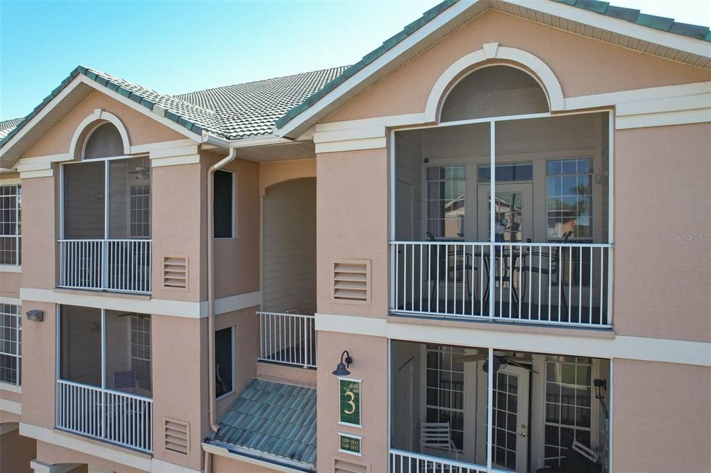 合同活跃: $2,400 (1 贝兹, 1 浴室, 964 平方英尺)