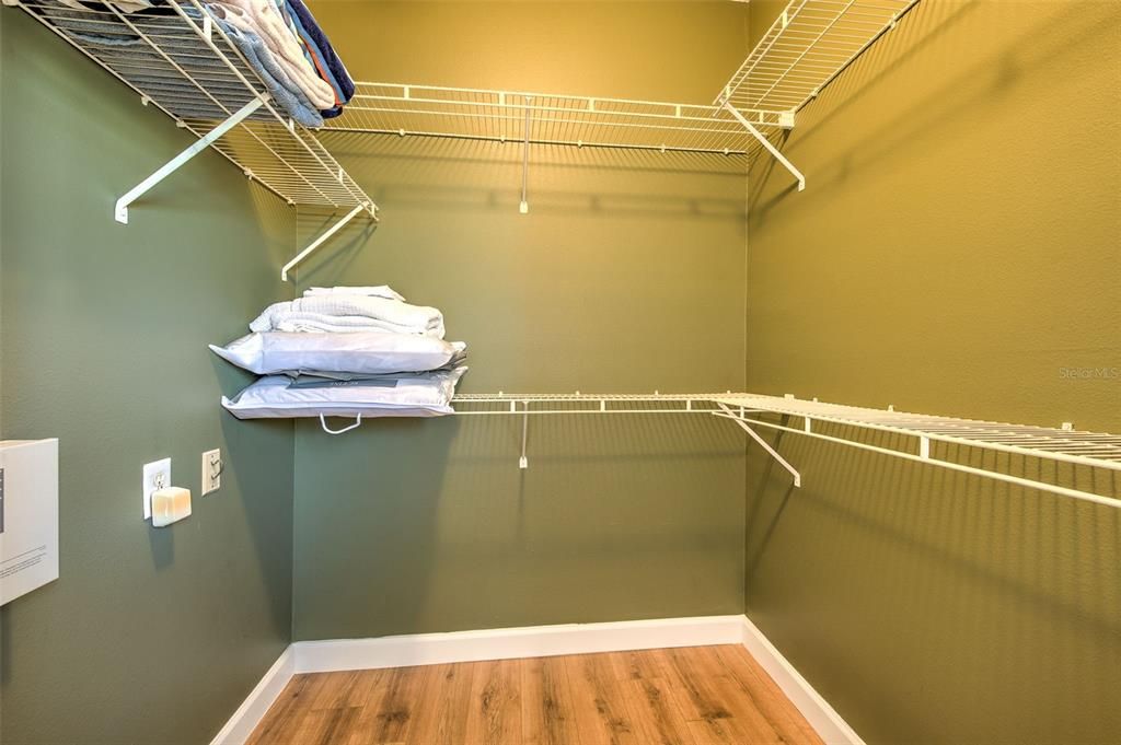 合同活跃: $2,400 (1 贝兹, 1 浴室, 964 平方英尺)