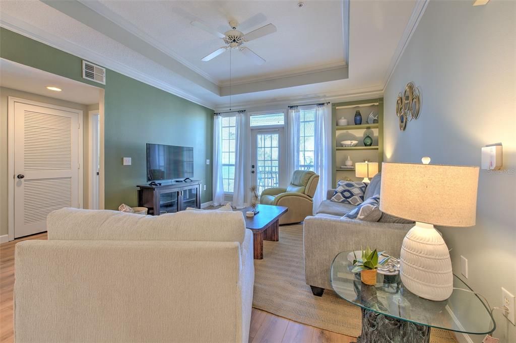 合同活跃: $2,400 (1 贝兹, 1 浴室, 964 平方英尺)