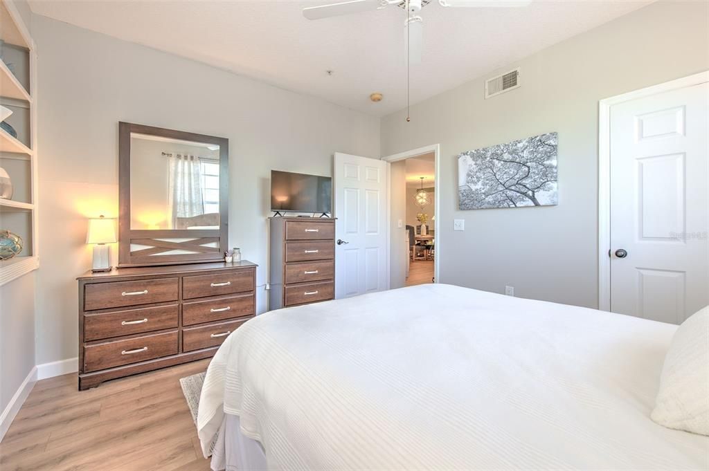 合同活跃: $2,400 (1 贝兹, 1 浴室, 964 平方英尺)