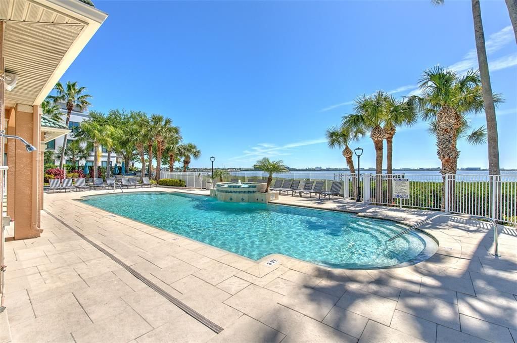 合同活跃: $2,400 (1 贝兹, 1 浴室, 964 平方英尺)