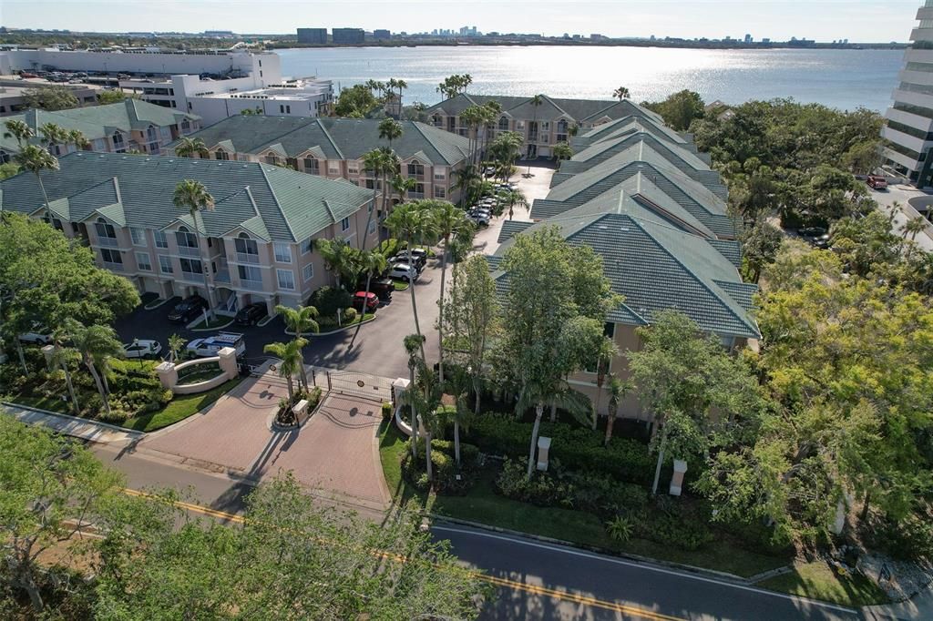 合同活跃: $2,400 (1 贝兹, 1 浴室, 964 平方英尺)