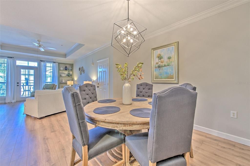 合同活跃: $2,400 (1 贝兹, 1 浴室, 964 平方英尺)